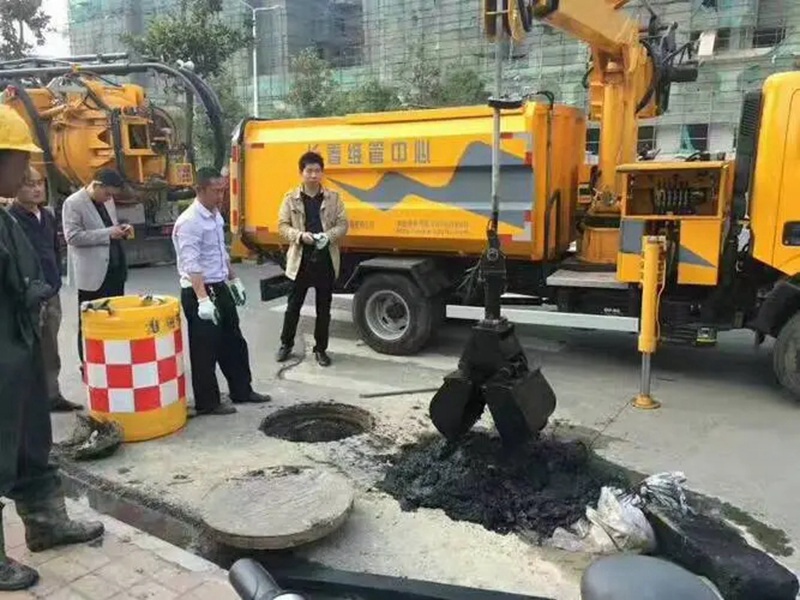 台江街道：网格员化身“清道夫”，为民解忧疏通“堵心”化粪池
